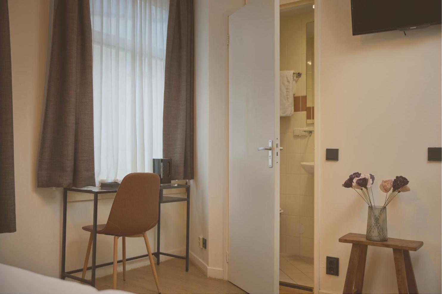 Twin Room,1756497937:JPEG